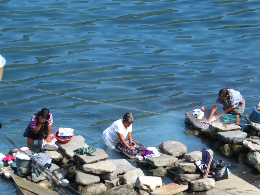 Le lavage des vêtements se fait encore beaucoup de cette façon, au Guatemala 